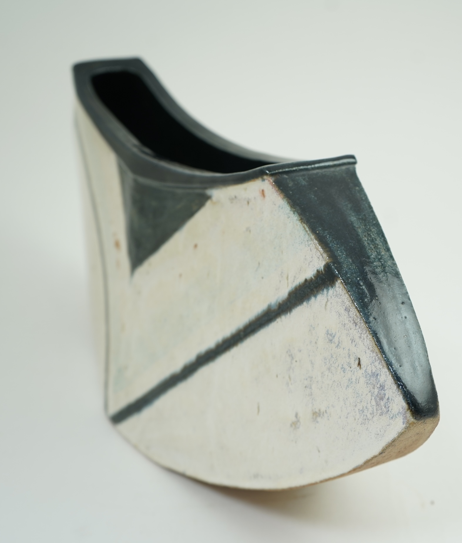 Jill Fanshawe Kato (b.1943): A stoneware Ikebana vase